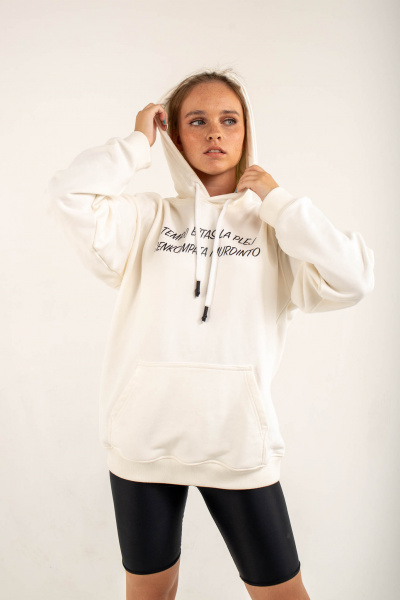 Толстовка OXFORD - Толстовка оверсайз объема, рукав втачной со спущенной линией плеча, низ обработан манжетой из кашкорсе, на полочке накладной карман «кенгуру». Горловина имеет втачной капюшон из двух деталей с подкладкой из основной ткани, имеет кулиску со шнуром, вставленным в выметанные петли (может быть без шнурка). Верхний капюшон отстрочен по среднему шву на плоскошовной спецмашине. Низ изделия обработан поясом из кашкорсе. Длина изделия до середины бедра. Декоративные отстрочки на плоскошовной спецмашине с раздвижением шва, по плечевому шву и шву проймы