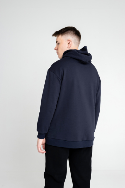 Эта оверсайз толстовка из футера — идеальный выбор для тех, кто ценит комфорт и стиль. Прямой силуэт и длина до середины бедра обеспечивают универсальность, а накладной карман-кенгуру добавляет практичности. Цельнокроеный бесшовный капюшон с вытачкой и аккуратно закрытым швом по спинке гарантирует уют. Манжеты и притачной пояс из футера или кашкорсе создают завершенный образ, а декоративная отстрочка по швам добавляет изюминку. Эта толстовка станет незаменимой частью вашего повседневного гардероба.