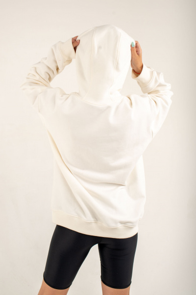 Толстовка OXFORD - Толстовка оверсайз объема, рукав втачной со спущенной линией плеча, низ обработан манжетой из кашкорсе, на полочке накладной карман «кенгуру». Горловина имеет втачной капюшон из двух деталей с подкладкой из основной ткани, имеет кулиску со шнуром, вставленным в выметанные петли (может быть без шнурка). Верхний капюшон отстрочен по среднему шву на плоскошовной спецмашине. Низ изделия обработан поясом из кашкорсе. Длина изделия до середины бедра. Декоративные отстрочки на плоскошовной спецмашине с раздвижением шва, по плечевому шву и шву проймы