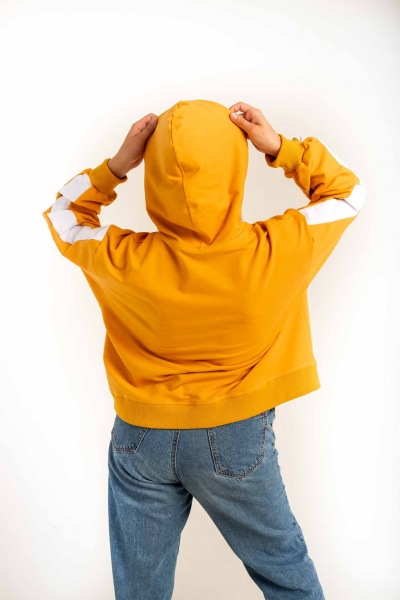 Толстовка NarpiStripe Women - худи, умеренного оверсайз объема, рукав втачной с лампасами, спущенная линия плеча, низ обработан манжетой из кашкорсе, на полочке карман «кенгуру». Горловина имеет втачной капюшон из двух деталей с подкладкой из основной ткани, имеет кулиску со шнуром, вставленным в выметанные петли. Верхний капюшон отстрочен по среднему шву ш/ш 0,5 см. Низ изделия обработан поясом из кашкорсе с отстрочкой ширина шва 0,5 см. Длина изделия ниже линии талии.