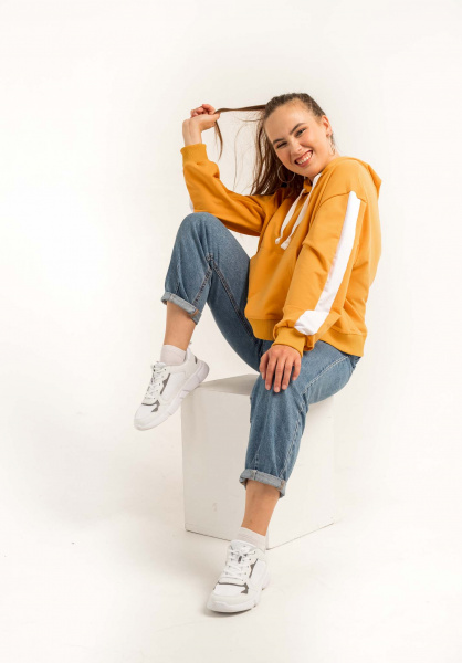 Толстовка NarpiStripe Women - худи, умеренного оверсайз объема, рукав втачной с лампасами, спущенная линия плеча, низ обработан манжетой из кашкорсе, на полочке карман «кенгуру». Горловина имеет втачной капюшон из двух деталей с подкладкой из основной ткани, имеет кулиску со шнуром, вставленным в выметанные петли. Верхний капюшон отстрочен по среднему шву ш/ш 0,5 см. Низ изделия обработан поясом из кашкорсе с отстрочкой ширина шва 0,5 см. Длина изделия ниже линии талии.