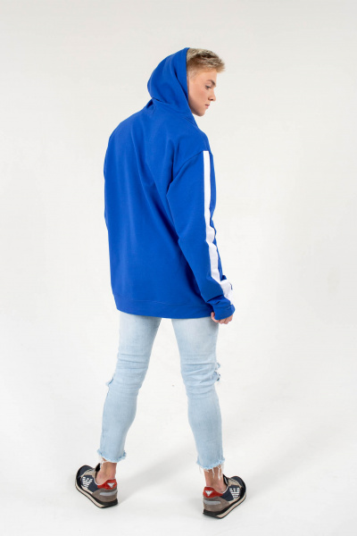 Толстовка NarpiStripe - Худи среднего объема оверсайз, рукав втачной с лампасами, со спущенной линией плеча, низ обработан манжетой из основной ткани, на полочке карман «кенгуру». Горловина имеет втачной капюшон из двух деталей с подкладкой из основной ткани, имеет кулиску со шнуром, вставленным в выметанные петли. Верхний капюшон отстрочен по среднему шву ширина шва 0,5 см. Низ изделия обработан поясом из основной ткани с отстрочкой ширина шва 0,5 см. Длина изделия ниже линии бедер.