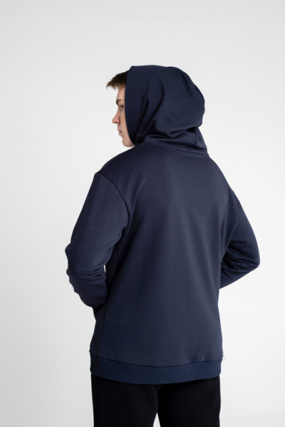 Эта оверсайз толстовка из футера — идеальный выбор для тех, кто ценит комфорт и стиль. Прямой силуэт и длина до середины бедра обеспечивают универсальность, а накладной карман-кенгуру добавляет практичности. Цельнокроеный бесшовный капюшон с вытачкой и аккуратно закрытым швом по спинке гарантирует уют. Манжеты и притачной пояс из футера или кашкорсе создают завершенный образ, а декоративная отстрочка по швам добавляет изюминку. Эта толстовка станет незаменимой частью вашего повседневного гардероба.