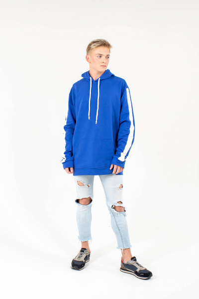 Толстовка NarpiStripe - Худи среднего объема оверсайз, рукав втачной с лампасами, со спущенной линией плеча, низ обработан манжетой из основной ткани, на полочке карман «кенгуру». Горловина имеет втачной капюшон из двух деталей с подкладкой из основной ткани, имеет кулиску со шнуром, вставленным в выметанные петли. Верхний капюшон отстрочен по среднему шву ширина шва 0,5 см. Низ изделия обработан поясом из основной ткани с отстрочкой ширина шва 0,5 см. Длина изделия ниже линии бедер.