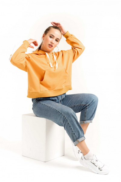 Толстовка NarpiStripe Women - худи, умеренного оверсайз объема, рукав втачной с лампасами, спущенная линия плеча, низ обработан манжетой из кашкорсе, на полочке карман «кенгуру». Горловина имеет втачной капюшон из двух деталей с подкладкой из основной ткани, имеет кулиску со шнуром, вставленным в выметанные петли. Верхний капюшон отстрочен по среднему шву ш/ш 0,5 см. Низ изделия обработан поясом из кашкорсе с отстрочкой ширина шва 0,5 см. Длина изделия ниже линии талии.