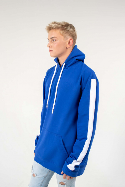 Толстовка NarpiStripe - Худи среднего объема оверсайз, рукав втачной с лампасами, со спущенной линией плеча, низ обработан манжетой из основной ткани, на полочке карман «кенгуру». Горловина имеет втачной капюшон из двух деталей с подкладкой из основной ткани, имеет кулиску со шнуром, вставленным в выметанные петли. Верхний капюшон отстрочен по среднему шву ширина шва 0,5 см. Низ изделия обработан поясом из основной ткани с отстрочкой ширина шва 0,5 см. Длина изделия ниже линии бедер.