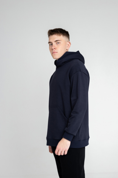 Эта оверсайз толстовка из футера — идеальный выбор для тех, кто ценит комфорт и стиль. Прямой силуэт и длина до середины бедра обеспечивают универсальность, а накладной карман-кенгуру добавляет практичности. Цельнокроеный бесшовный капюшон с вытачкой и аккуратно закрытым швом по спинке гарантирует уют. Манжеты и притачной пояс из футера или кашкорсе создают завершенный образ, а декоративная отстрочка по швам добавляет изюминку. Эта толстовка станет незаменимой частью вашего повседневного гардероба.