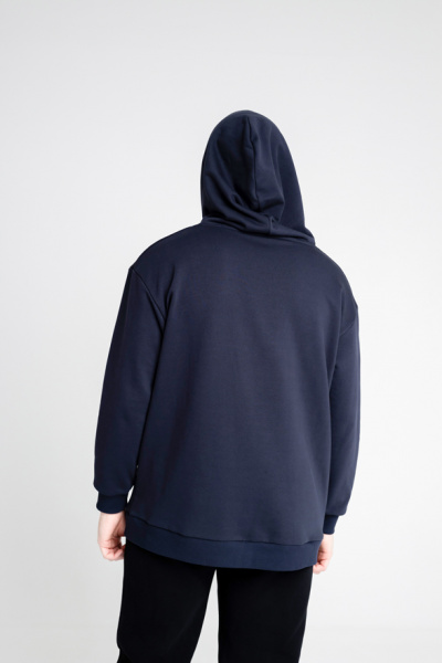 Эта оверсайз толстовка из футера — идеальный выбор для тех, кто ценит комфорт и стиль. Прямой силуэт и длина до середины бедра обеспечивают универсальность, а накладной карман-кенгуру добавляет практичности. Цельнокроеный бесшовный капюшон с вытачкой и аккуратно закрытым швом по спинке гарантирует уют. Манжеты и притачной пояс из футера или кашкорсе создают завершенный образ, а декоративная отстрочка по швам добавляет изюминку. Эта толстовка станет незаменимой частью вашего повседневного гардероба.