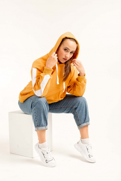 Толстовка NarpiStripe Women - худи, умеренного оверсайз объема, рукав втачной с лампасами, спущенная линия плеча, низ обработан манжетой из кашкорсе, на полочке карман «кенгуру». Горловина имеет втачной капюшон из двух деталей с подкладкой из основной ткани, имеет кулиску со шнуром, вставленным в выметанные петли. Верхний капюшон отстрочен по среднему шву ш/ш 0,5 см. Низ изделия обработан поясом из кашкорсе с отстрочкой ширина шва 0,5 см. Длина изделия ниже линии талии.